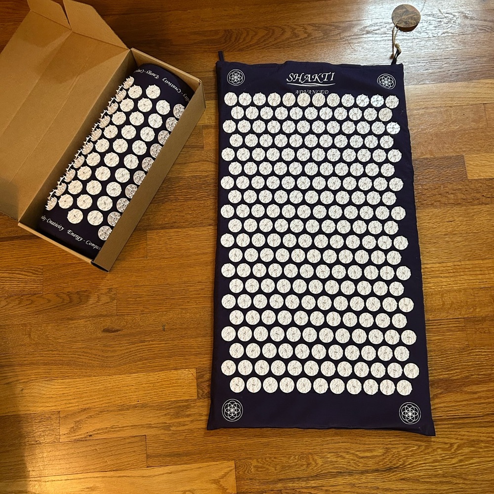 Shakti Acupressure Mat in Navy and White